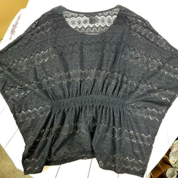 LOLA B. FLORAL LACE BATWING PEEPSLEVE BLACK TOP - Picture 5 of 7